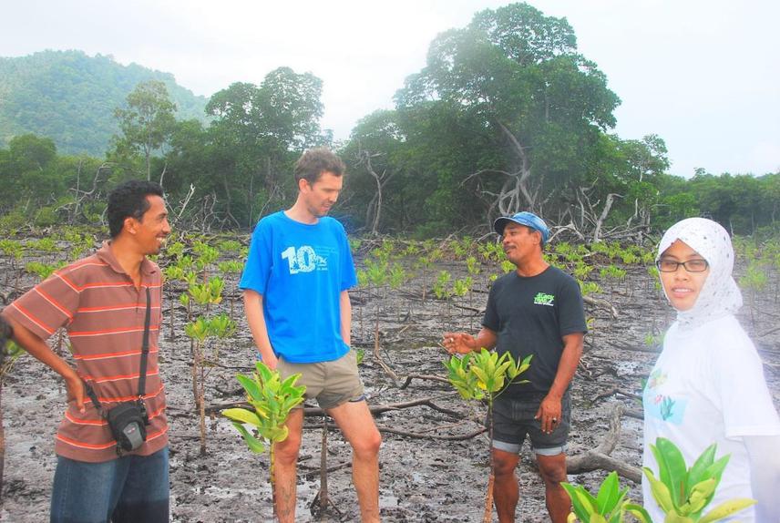 Customary leader of the fishermen explaining the project.
