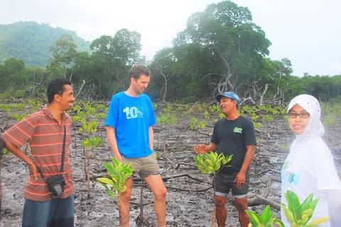 Customary leader of the fishermen explaining the project.