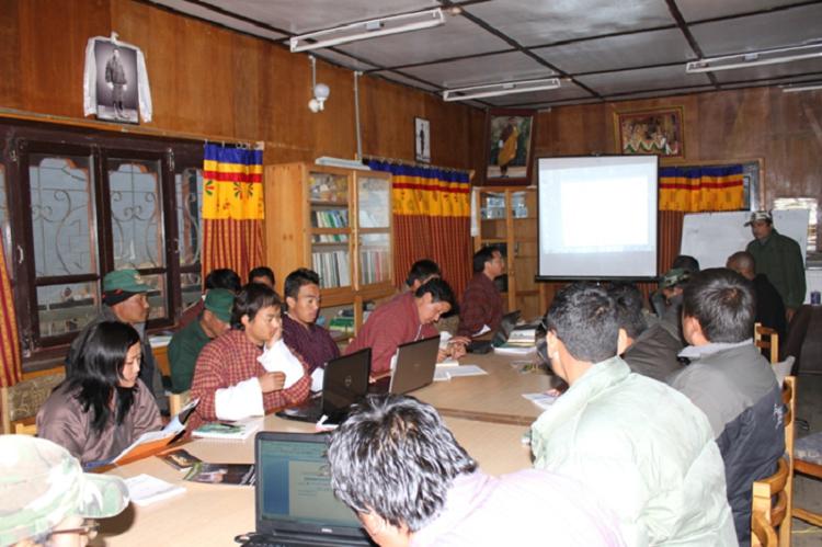 Participant sharing his views on the findings presented.