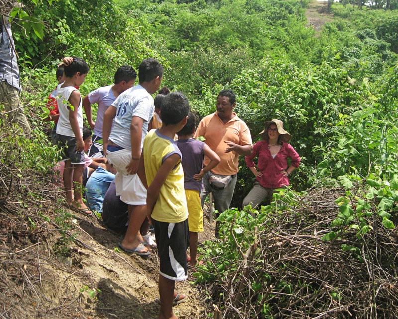 A group of children from the Bellavista community listen as Orlando explains planting techniques.