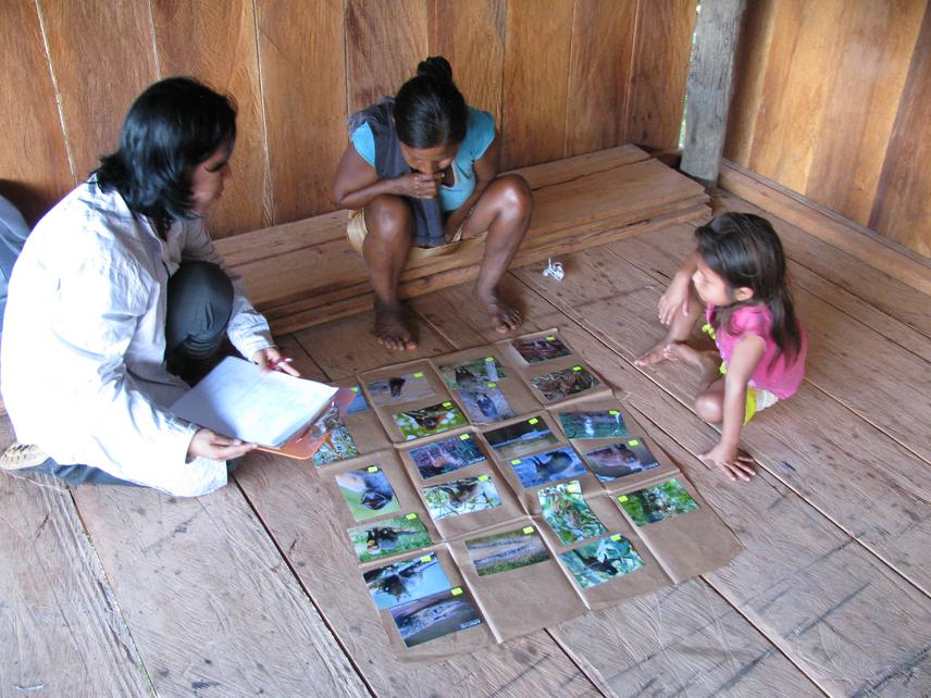 Interview in the community of Nueva Vida – River Napo. © Chelsie Romulo.