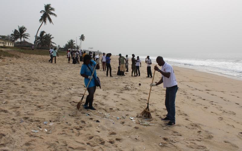 Beach cleanup in Cape Coast. Photo by Fredrick Jonah.