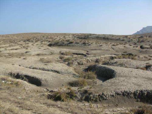 24.01.10 Mud flows creates deep cuts on the slopes, Gobustan.jpg