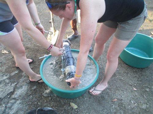 Kerri and Christina measuring where the hydrophone should remain over the cement. © Valeria González