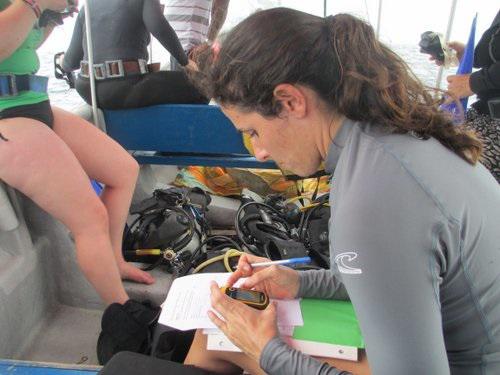 Valeria marking a WP in the GPS. © Liliana Arango Mesa.