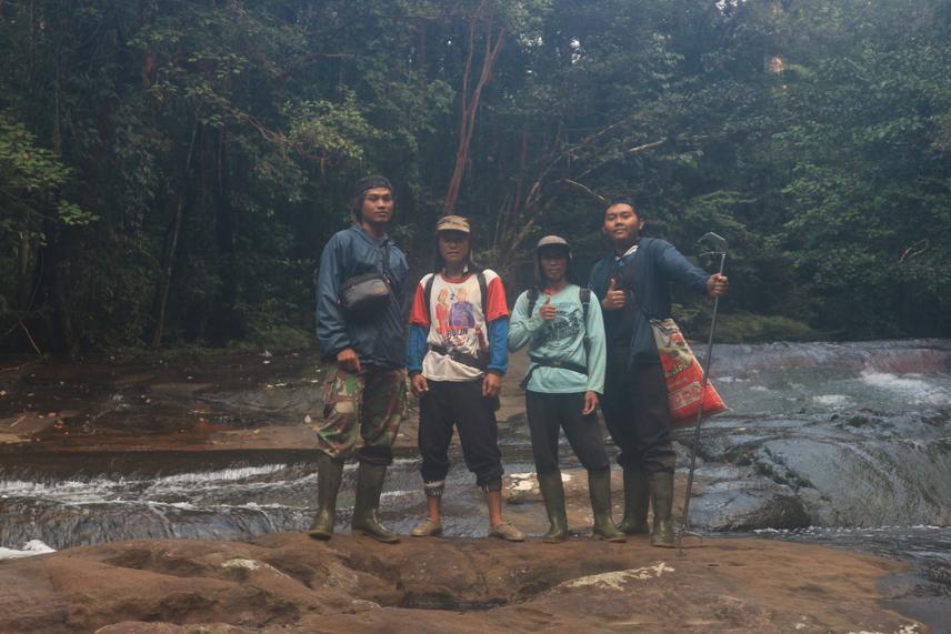 Taking a survey of Lanthanotus borneensis and Ansonia latidisca on the border of the Gunung Nyiut Nature Reserve using a traditional method, Visual Encounter Surveys (VES). ©Mohamad Jakaria.