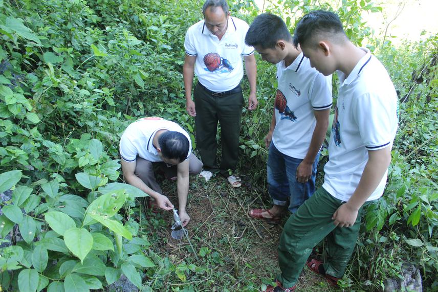 Field training courses to dung-beetle sampling. © Bui Van Bac