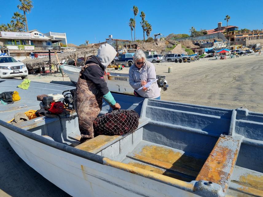 Survey with fishers about urchin fishery. © Claudia Cabrera.