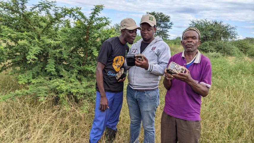 Training on camera traps.