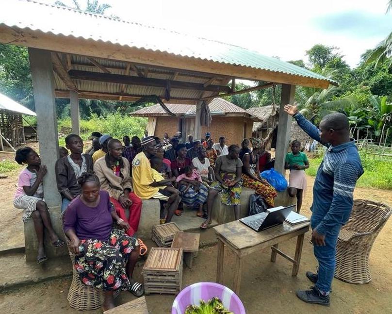 Project inception meeting with stakeholders from the seven adjacent communities of Jaibui Island hosted in Kambama community. © Mikalu Mansaray