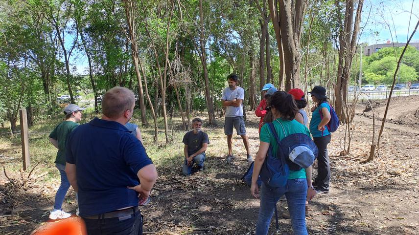 Workshop guided tour to the area of native forest invaded by Ligustrum lucidum, Unquillo (Córdoba, Argentina). ©Ángeles Fiorella Raffo
