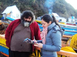 Priscila Escobar G. conducting a survey to the fisherman Boris Navarrete. © María José Oetiker