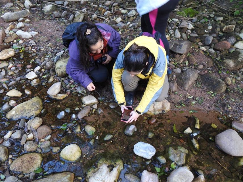 Ana Boggio taking photographs of tapir tracks ©Alberto Gonzalez Martin - copia - copia
