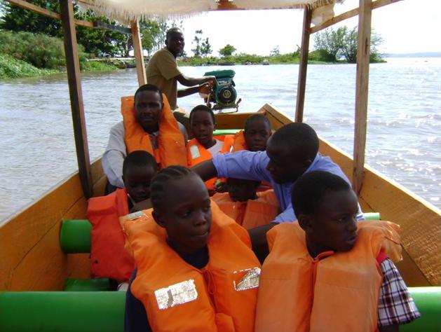 A family visiting Dunga Swamp for a picnic. Bost rides, bird watching and site-seeing become prominent business for local guides, after intensive site marketing by this project.