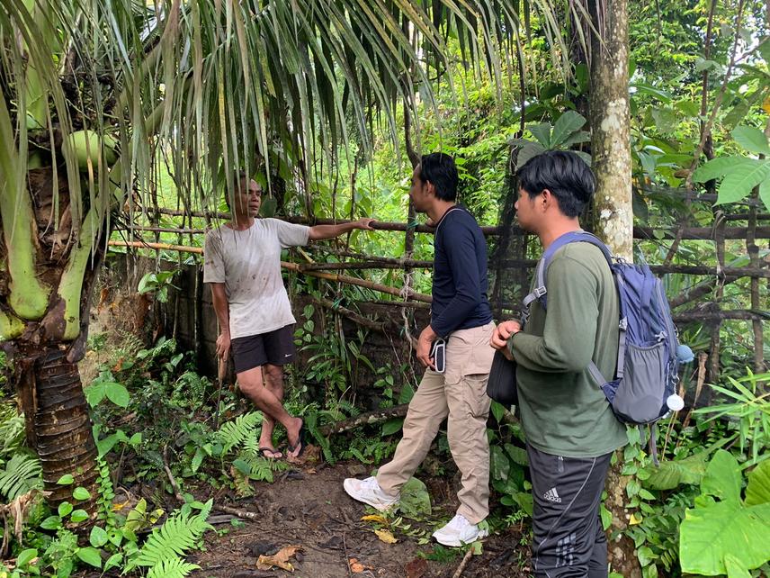 Discussing local farmers' experiences with coconut damage caused by macaques. @Kurnia Ilham.