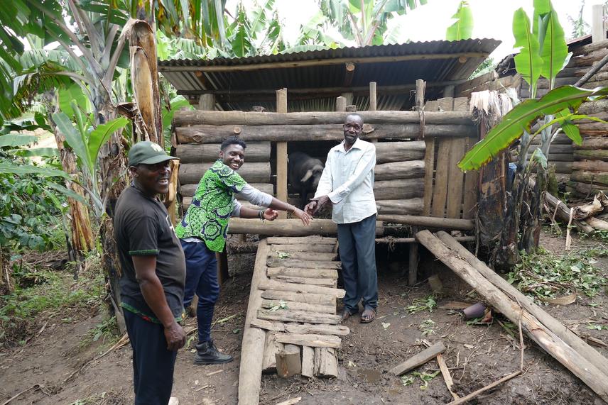 Embaka's Community-led Livestock for Bushmeat program providing an alternative source of animal protein and income to bushmeat hunting. © Embaka.