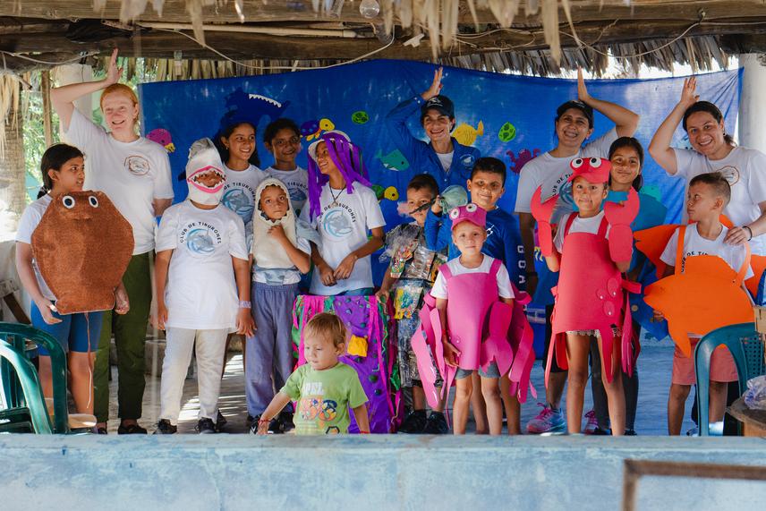 Theatre play performed by the Shark Club. © Fundación Mundo Azul.
