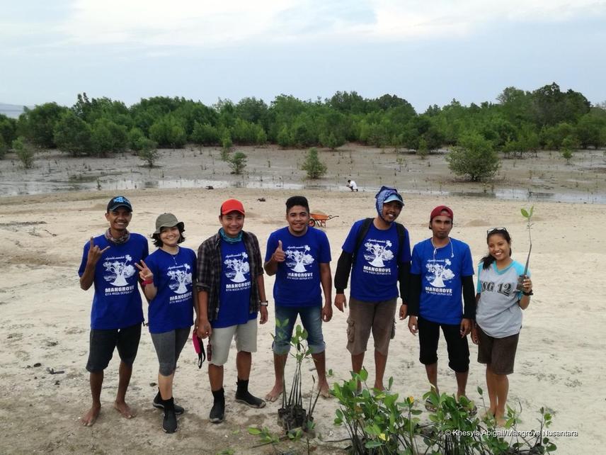 Every tree matters—let’s protect and restore our mangroves together! #SaveSumbaMangroves #ConserveNature #CommunityMangroveManagement. ©Khesyia Abigail/Mangrove Nusantara.