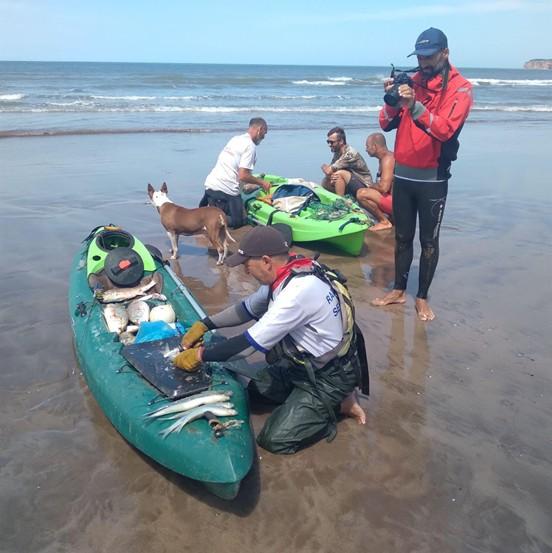Artisanal fishers display their catch on the shore of Mar del Plata, drawing the interest of tourists and local residents — reflecting the growing public connection with fresh, locally caught seafood. (c) Alejo J. Irigoyen