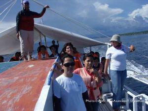 Guiding students on a dolphin exposure trip.