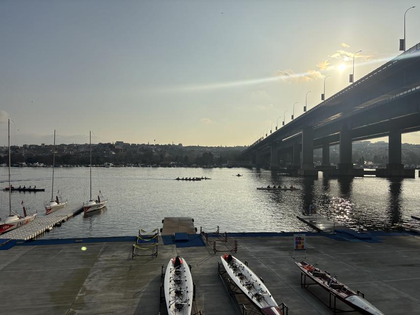 Rowers stroking on the waters of Haliç, with the Golden Horn Bridge and the historic skyline of Istanbul in the background. ©Onur Doğan.