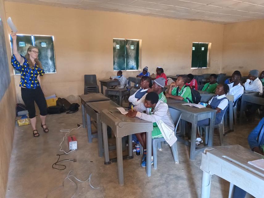 Caka is teaching the students in our pilot study to evaluate our teaching method. ©Michael Manja Williams.