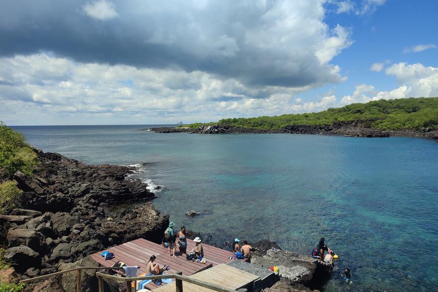 In 2023, Galapagos hit a record of 329,000 visitors, raising significant concerns about the impact on its fragile marine ecosystems. Tourists snorkeling in the bay of San Cristobal Island. ©Carlos Silva-Zambrano.
