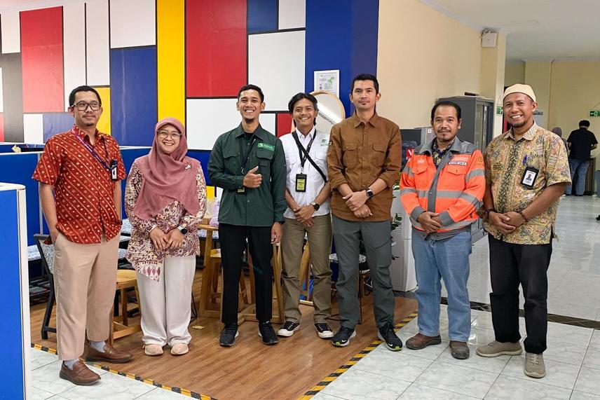 Initial coordination with PT Solusi Bangun Indonesia regarding the planned research on Rhinagrion tricolor within the Mining Business Permit (IUP) area. We were granted access to a highly restricted site that was previously inaccessible. © Prajawan K.W