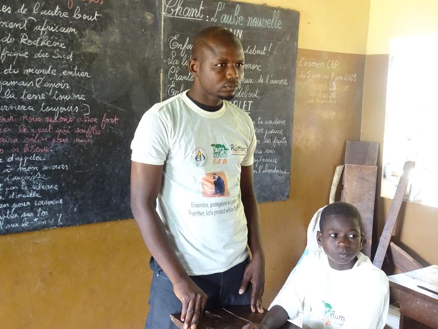 Mama Sadam at a schoolchildren's environmental education session. ©Sadam Mama (2023).