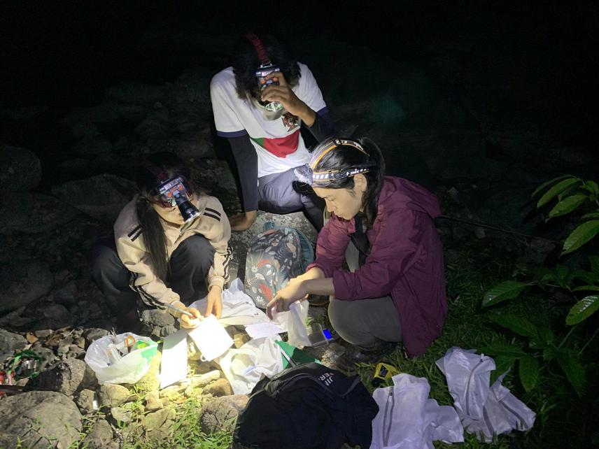 Nguyen Thi Ngan (in purple) guiding students (in brown and white) in the field to identify and measure morphological features. © Ngo Ngoc Hai.