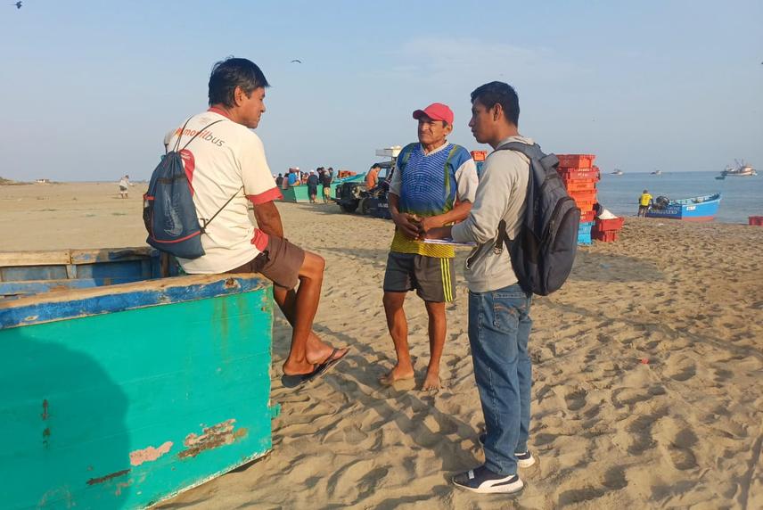 Project's local pollster interviewing one fisher at La Cruz fishing cove. (c) Aurora Maguiña Silva