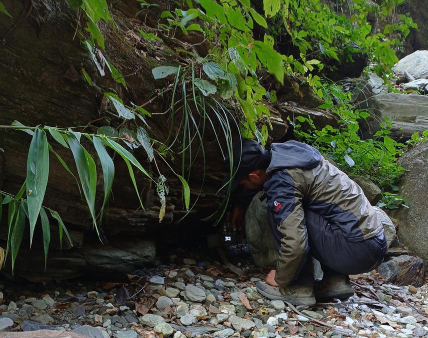 Setting up camera trap for the survey of Eurasian otter during the first Rufford project in in Kali Gandaki River. ©Pravin Giri.