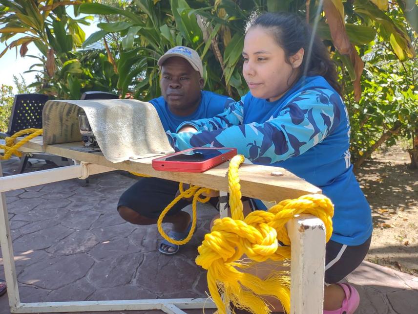 Sobeida Nuñez and Exon Flores setting up the BRUV for marine species monitoring. © Ivy Baremore