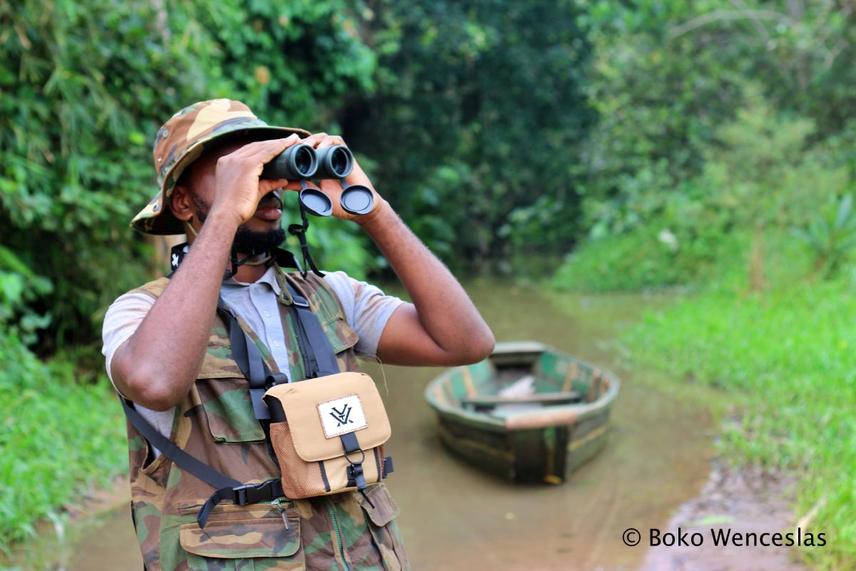 Systematic survey of primates by canoe along a transect.  © Boko Wenceslas