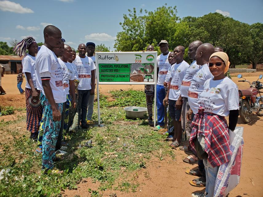 The local community of Glazoue joyfully put up their awareness-raising sign. © Zoulkarnéni