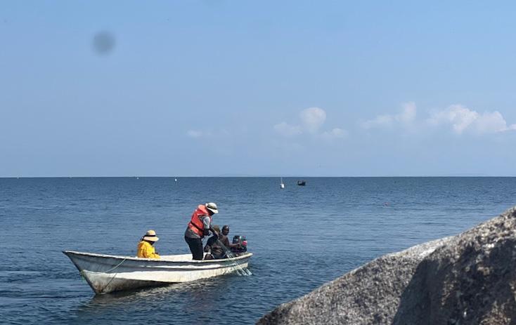 Retrieving the fishing net after sampling during Haplochromis microdon collection activities. (c) Naomi Njarabi